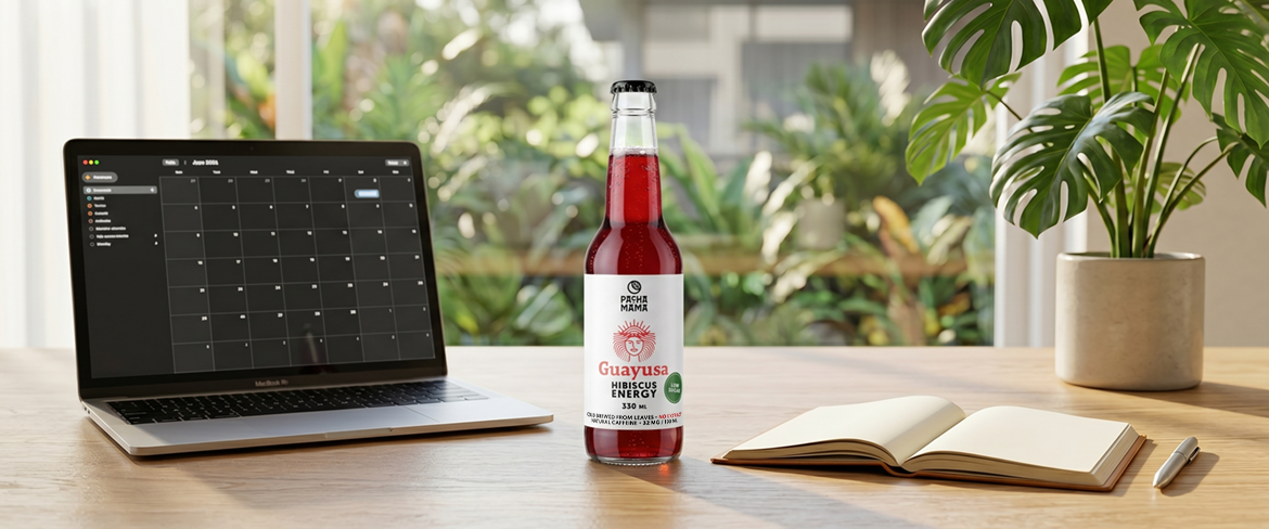 Una botella de guayusa junto a un ordenador portátil sobre un escritorio: una bebida de guayusa muy práctica para concentrarse en el trabajo.