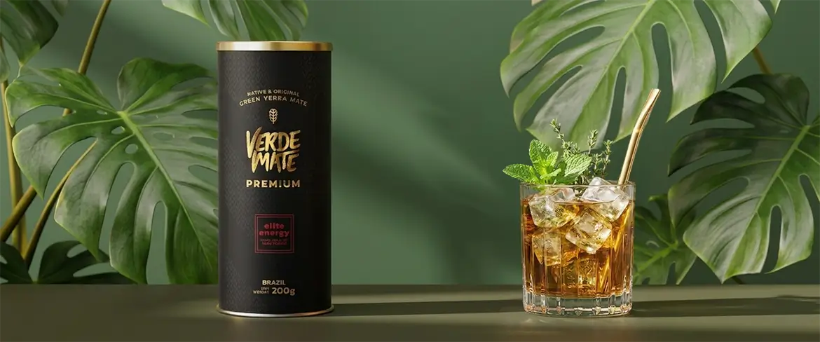 Un refrescante tereré con hielo y menta en un vaso, elaborado a base de Verde Mate Premium Elite Energy