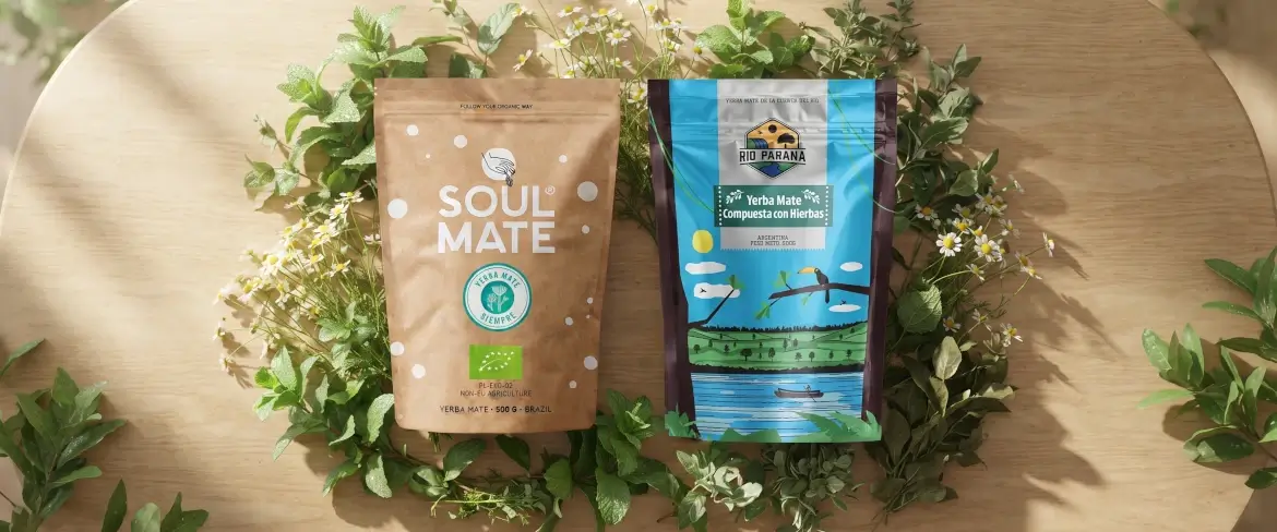 Paquetes tipo «doypack» de yerba mate con menta y hierbas, con una composición natural sobre un fondo de madera.