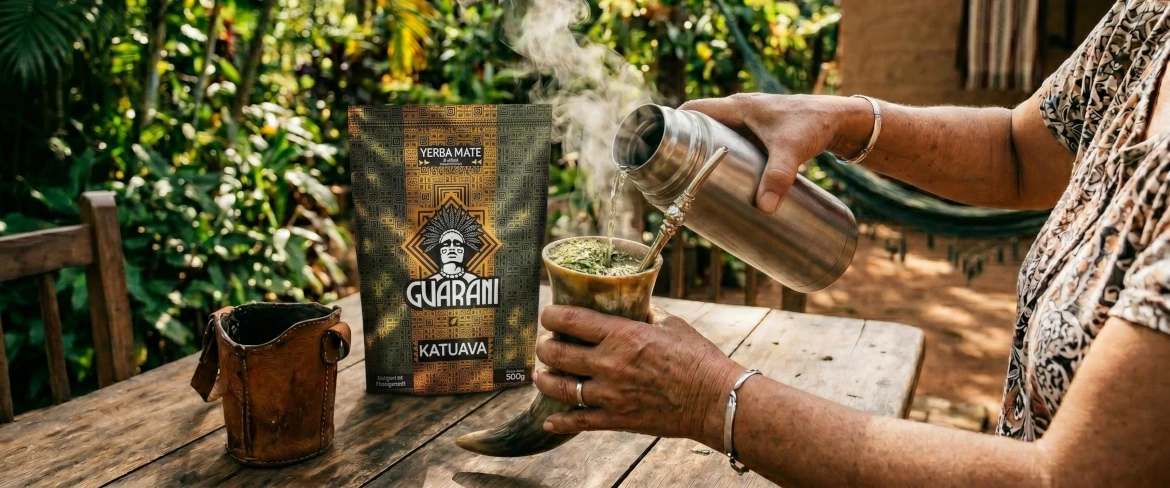 Yerba mate paraguaya preparada en caliente: vertiendo agua sobre las hojas de yerba mate paraguaya