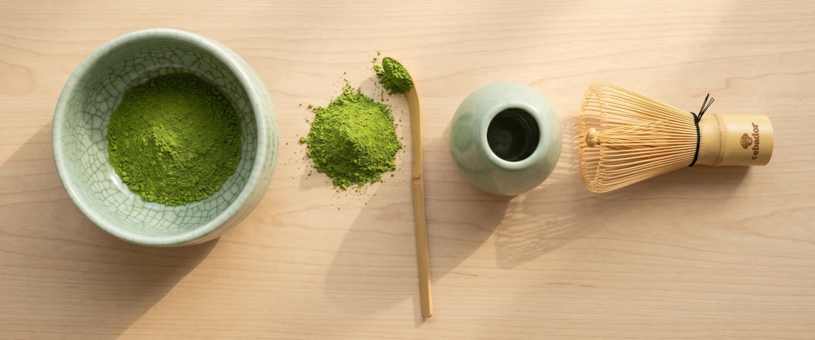 Accesorios para el matcha: cuenco para matcha, batidor, cucharita y matcha en polvo