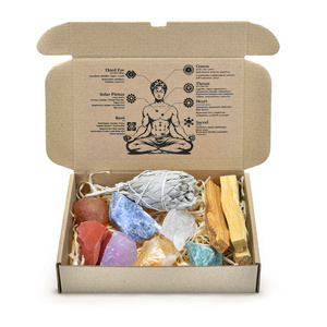 Conjunto de piedras naturales, cristales e incienso - esoterismo, yoga, meditación