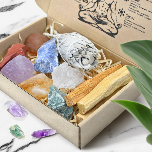 Conjunto de piedras naturales, cristales e incienso - esoterismo, yoga, meditación