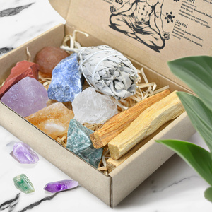 Conjunto de piedras naturales, cristales e incienso - esoterismo, yoga, meditación